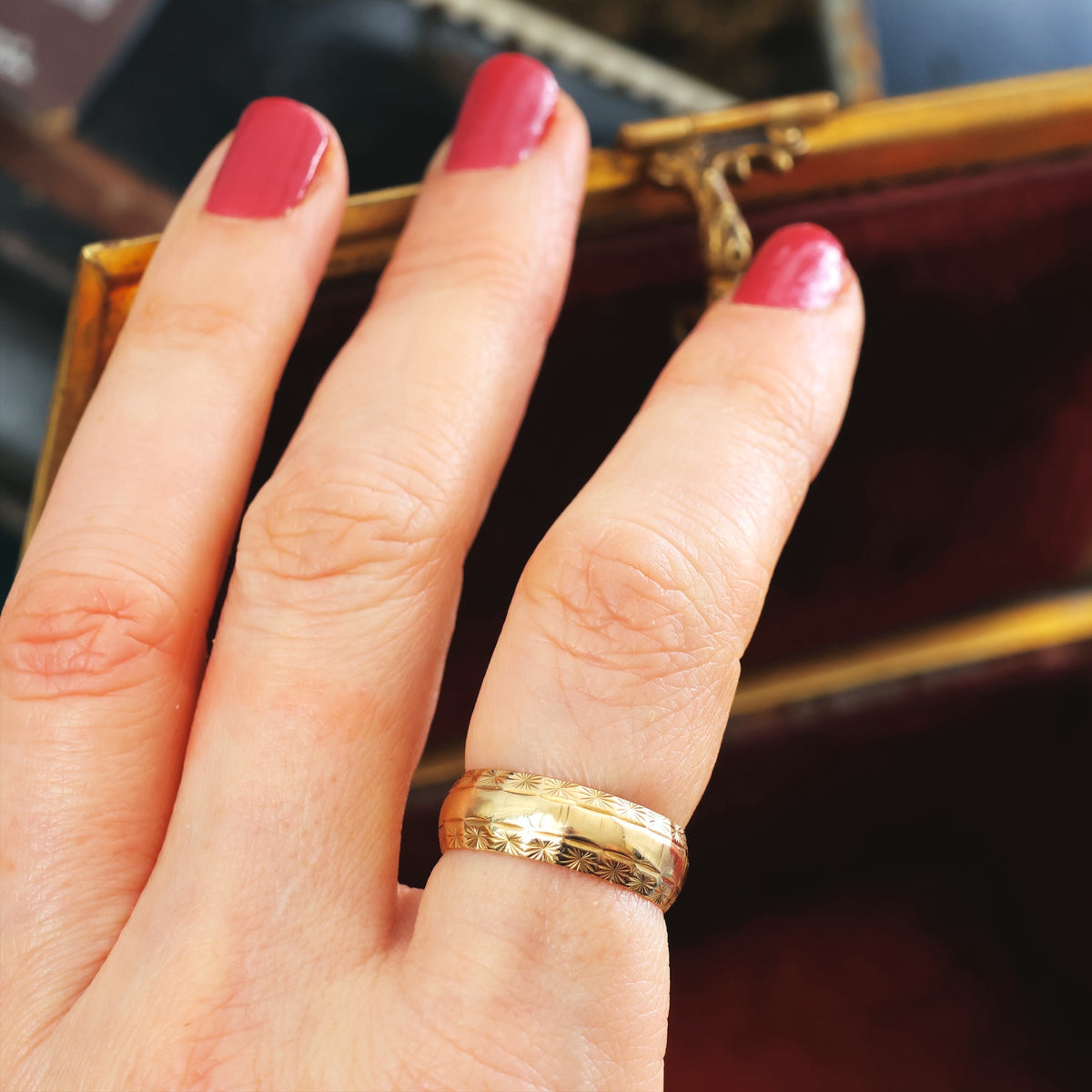 Vintage Date 1970 Size P1/2 or 8 'Glittering Stars' Gold Band