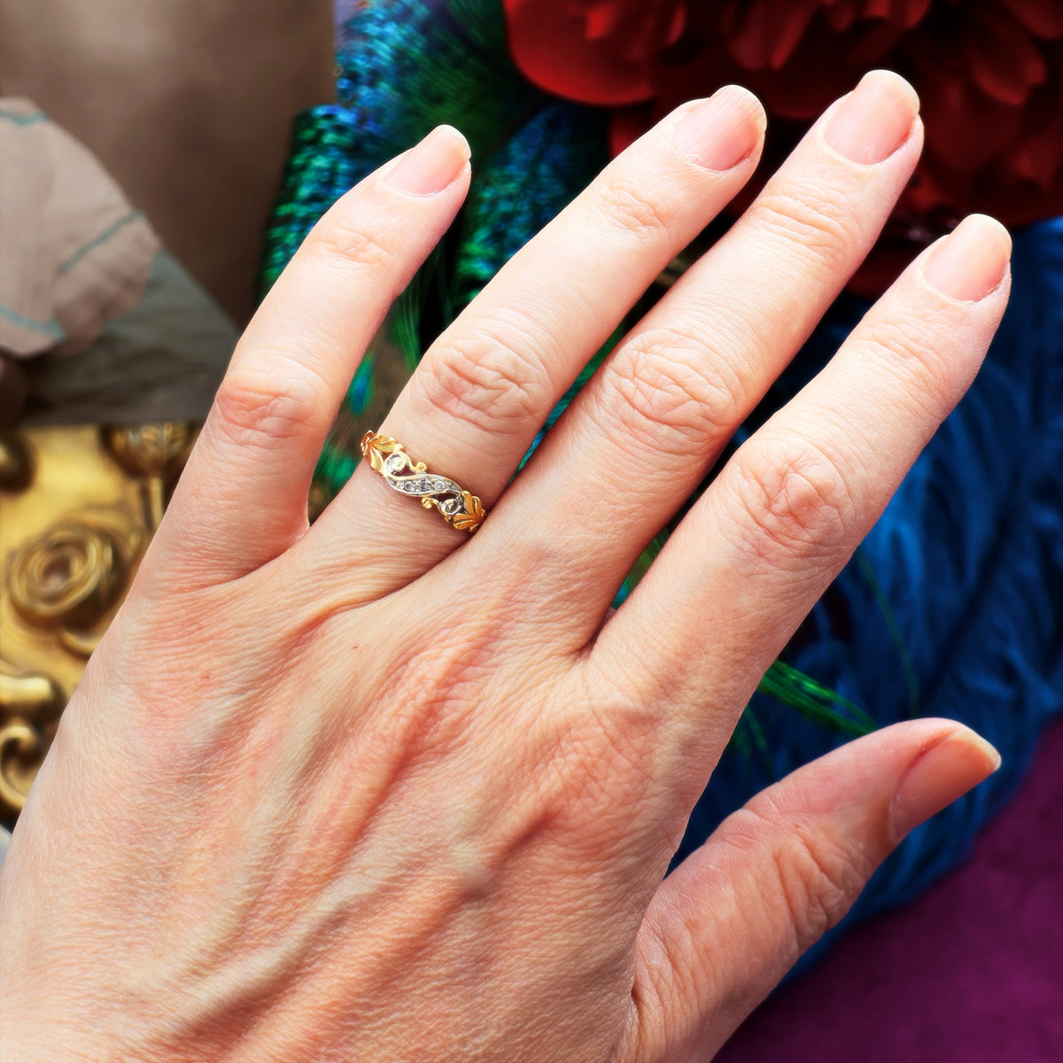 Pretty Vintage 18ct Gold Diamond Leaf Band