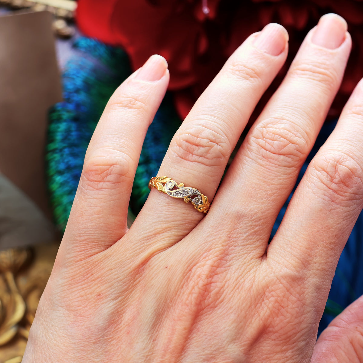 Pretty Vintage 18ct Gold Diamond Leaf Band