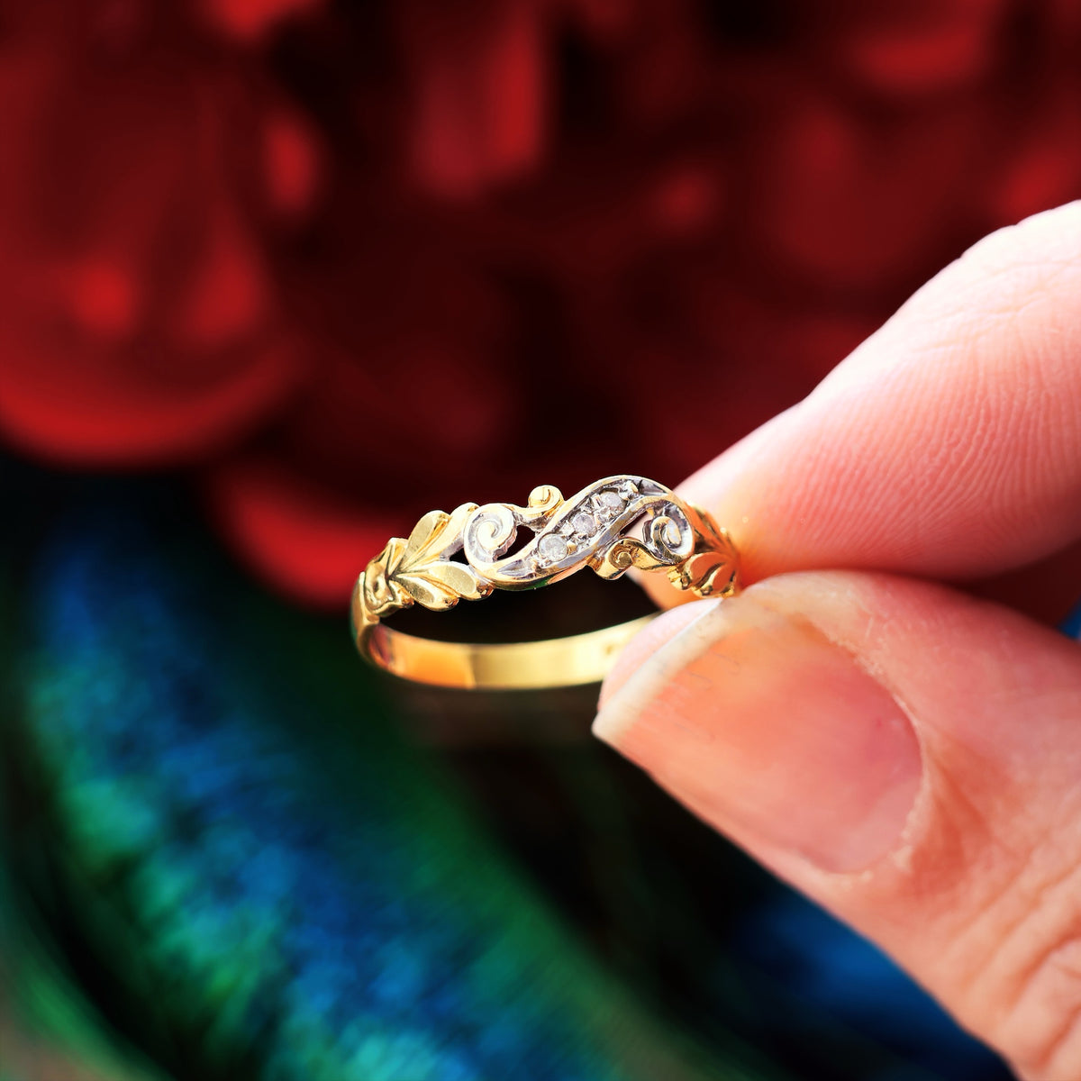 Pretty Vintage 18ct Gold Diamond Leaf Band