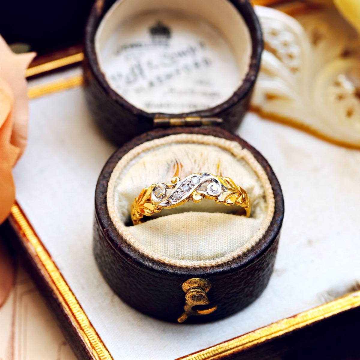 Pretty Vintage 18ct Gold Diamond Leaf Band