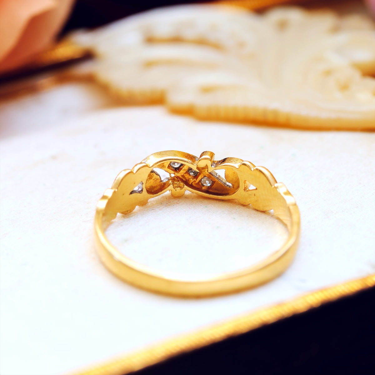 Pretty Vintage 18ct Gold Diamond Leaf Band