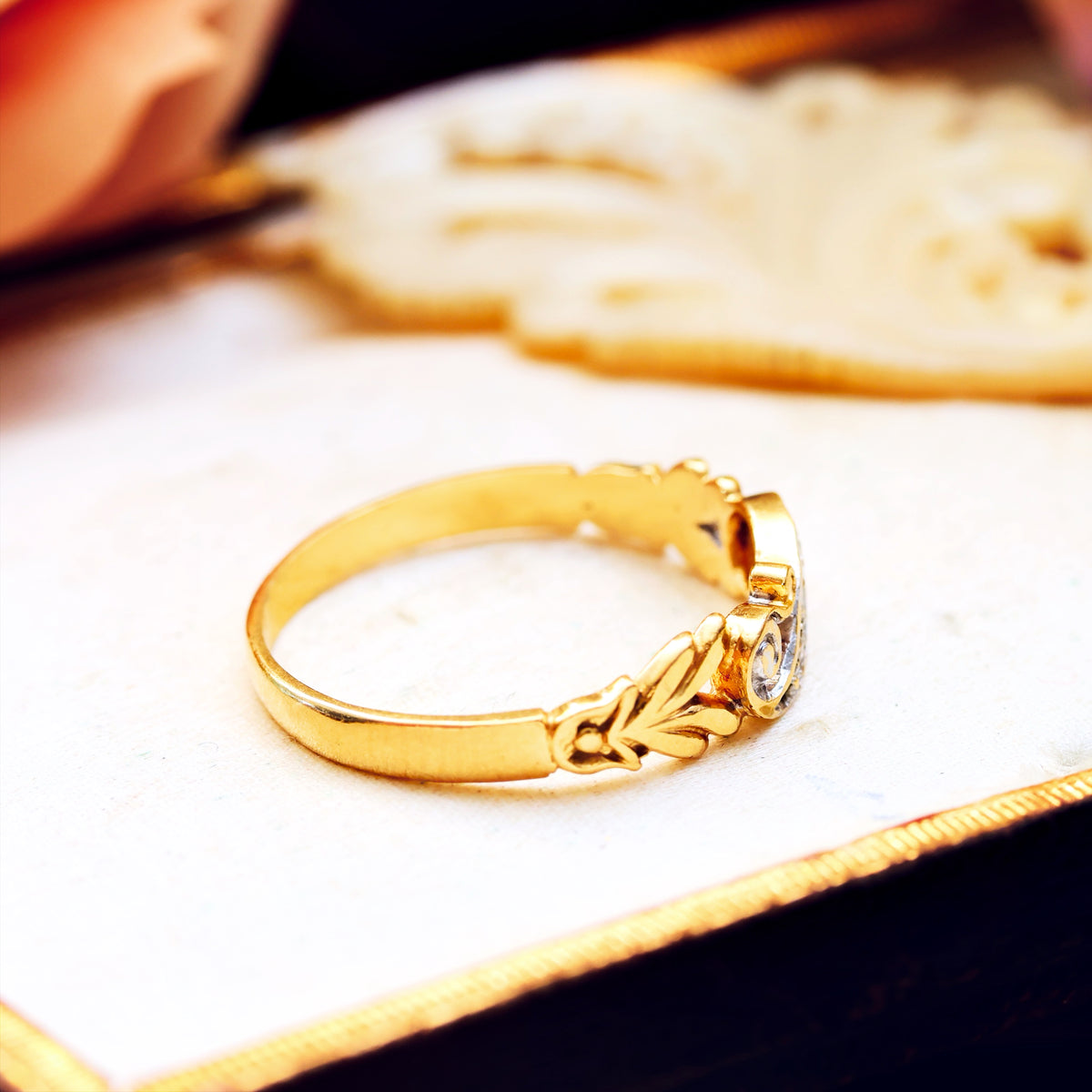 Pretty Vintage 18ct Gold Diamond Leaf Band