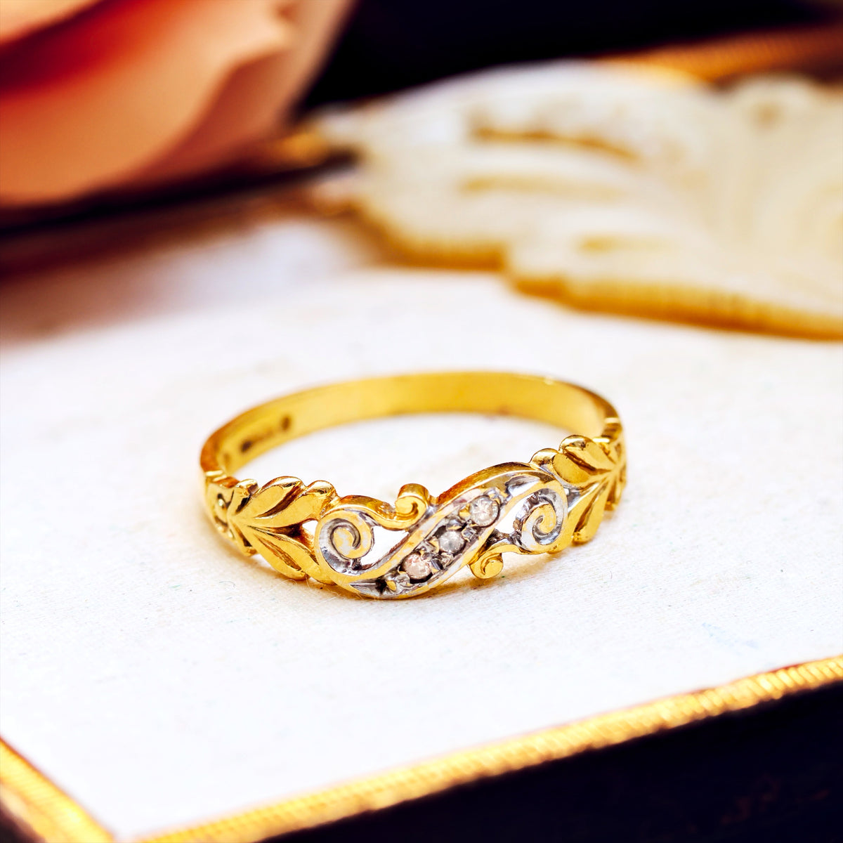 Pretty Vintage 18ct Gold Diamond Leaf Band