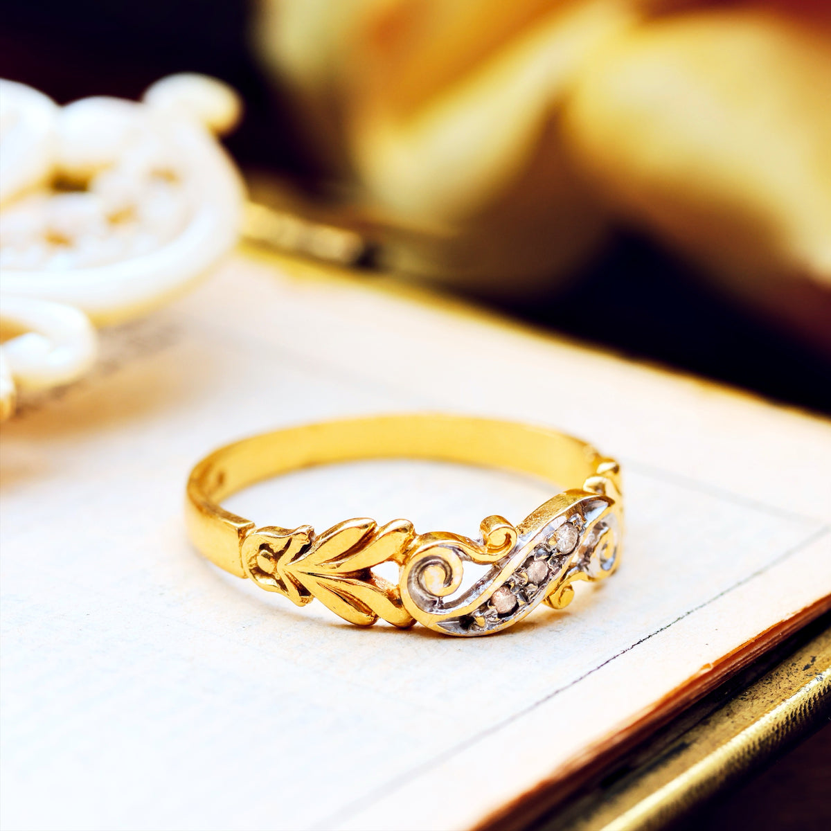 Pretty Vintage 18ct Gold Diamond Leaf Band