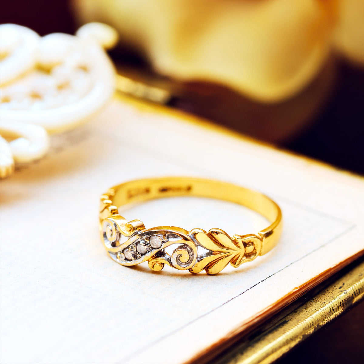 Pretty Vintage 18ct Gold Diamond Leaf Band