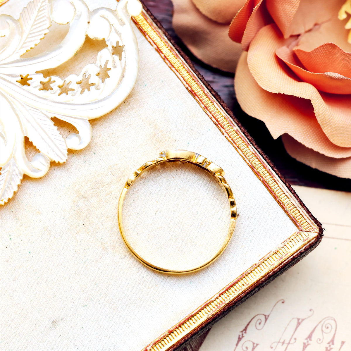 Pretty Vintage 18ct Gold Diamond Leaf Band