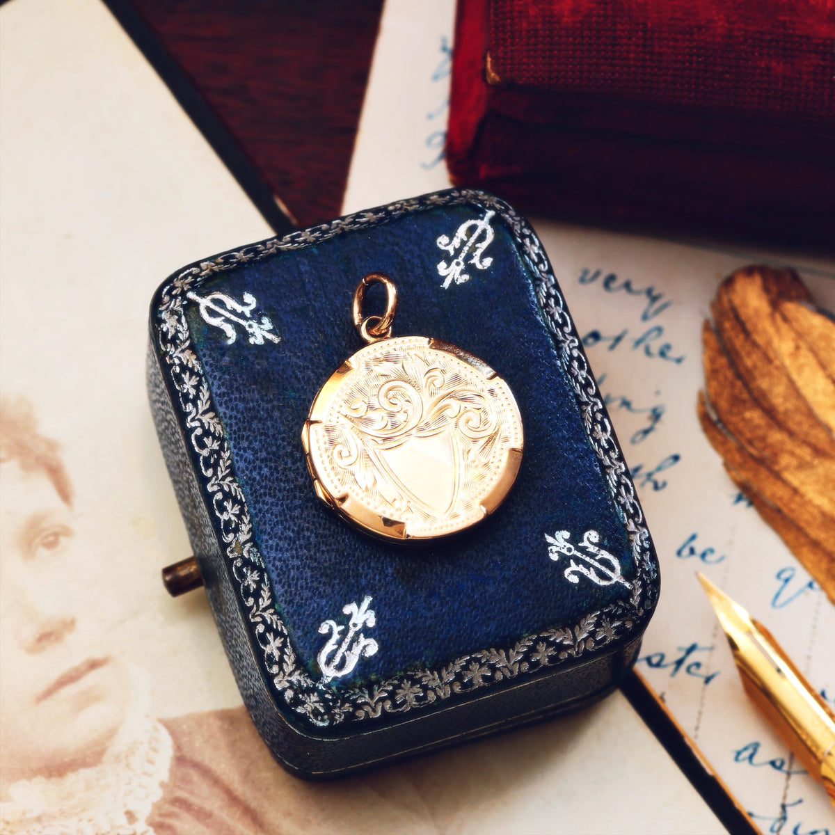 Antique Edwardian Ornate Ferns 9ct Gold Locket