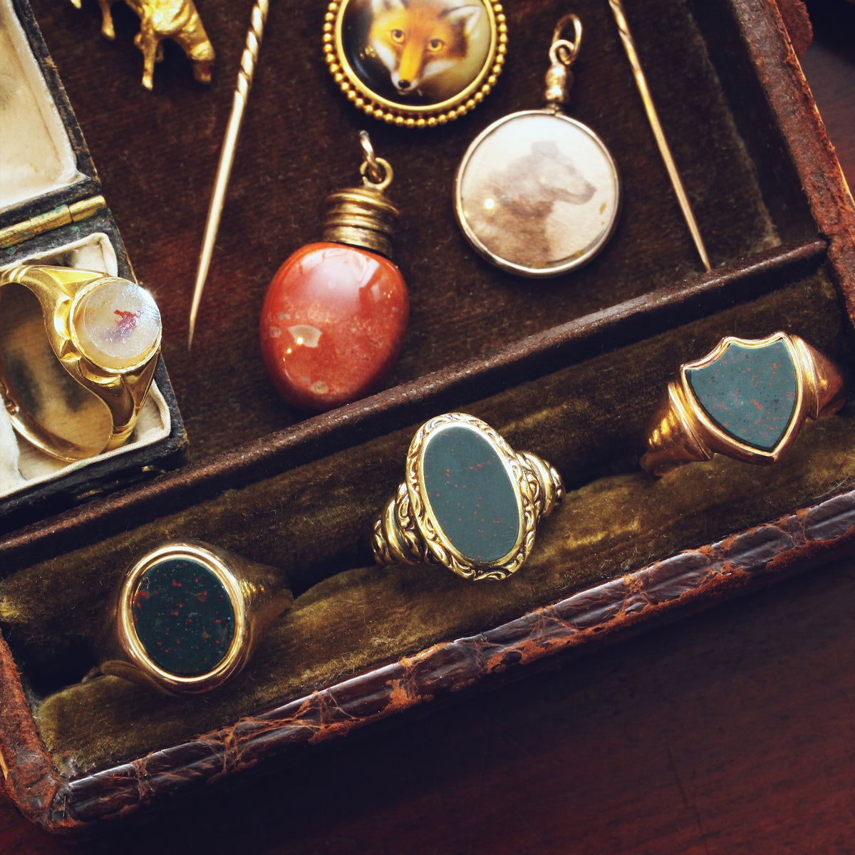 Gent's Classical Inspiration 14ct Gold Bloodstone Signet Ring