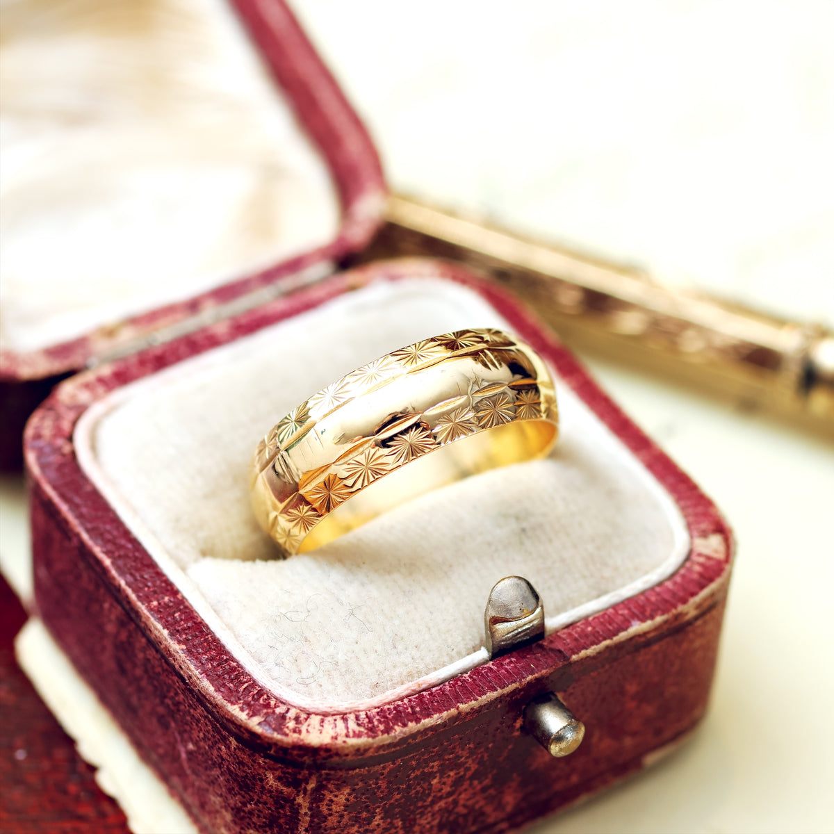 Vintage Date 1970 Size P1/2 or 8 'Glittering Stars' Gold Band